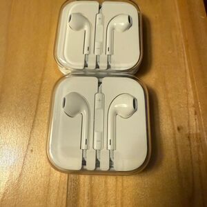 Apple New set of 2 EarPods (3.5mm Headphone Plug) White Earbud Headphones
